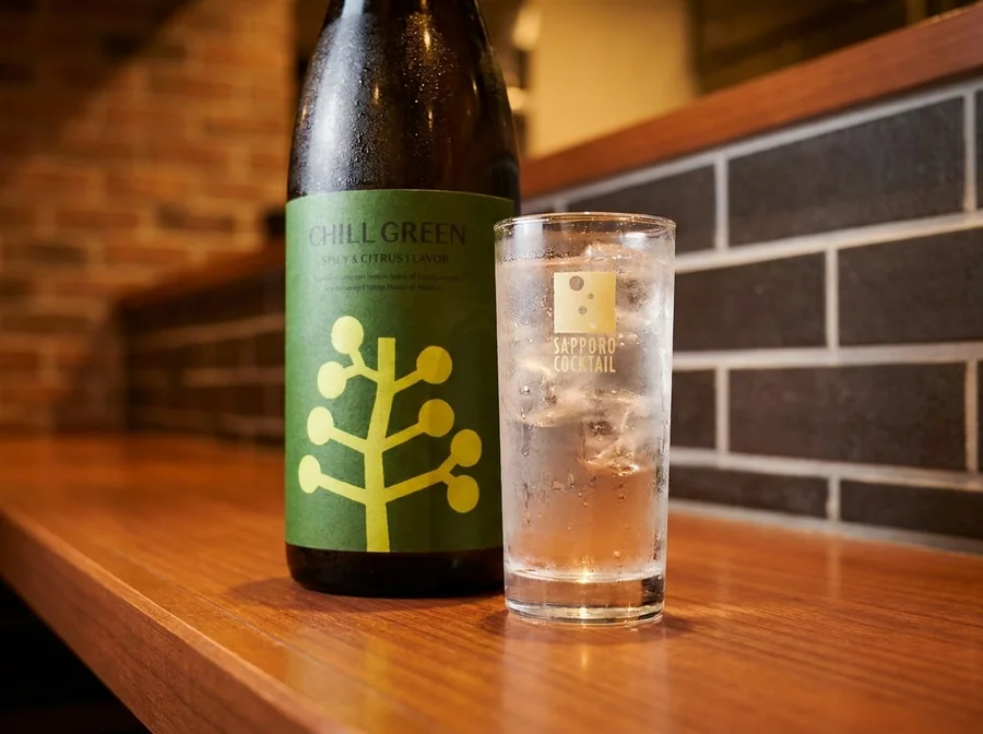 CHILL GREENのボトルと氷を満たしたグラス