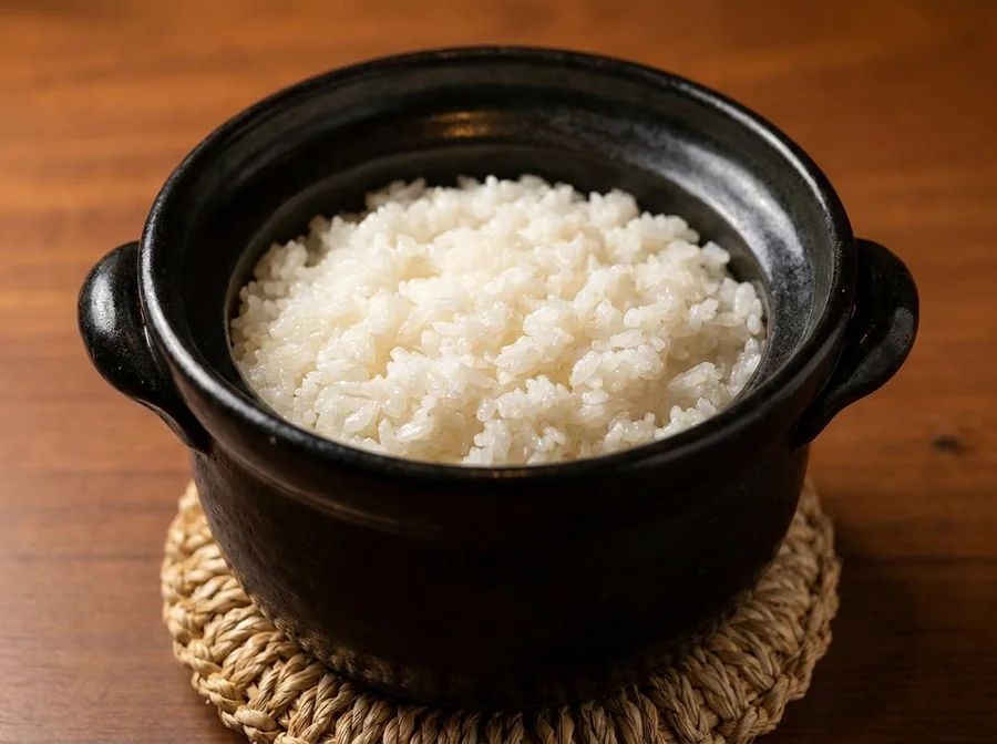 黒い土鍋で炊き上げた白いご飯