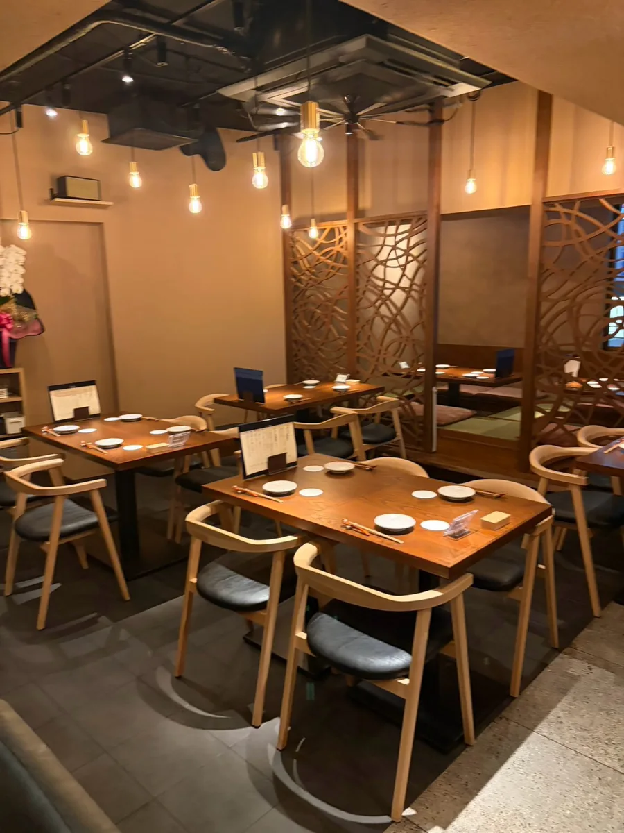 木の格子と照明が温かなテーブル席