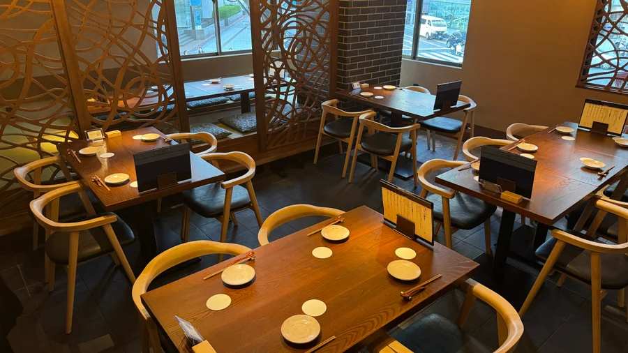 木の温かさと柔らかい灯りが迎える、ひよりの店内