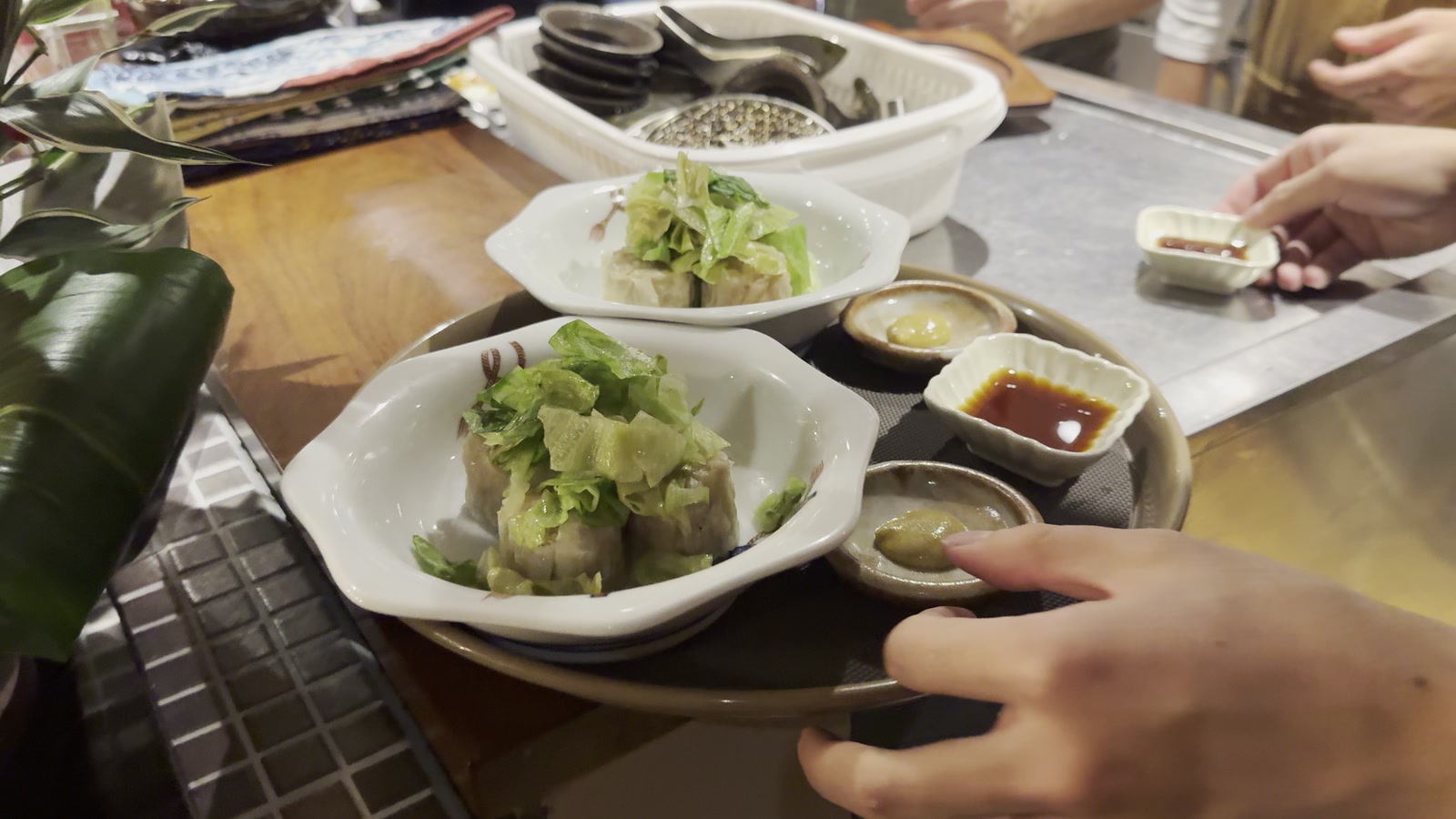 ひよりの厨房で、ひと皿ずつ料理を盛り付ける手元